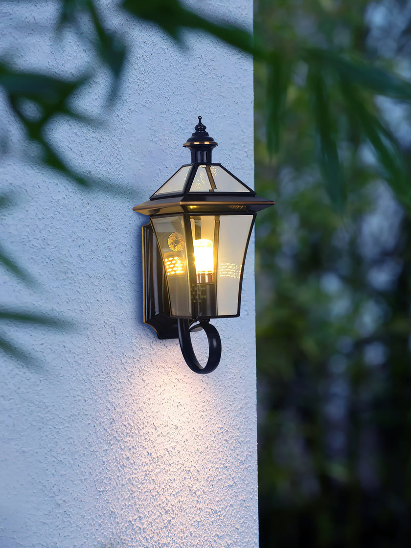 Dekorative Wandleuchte für den Innenhof