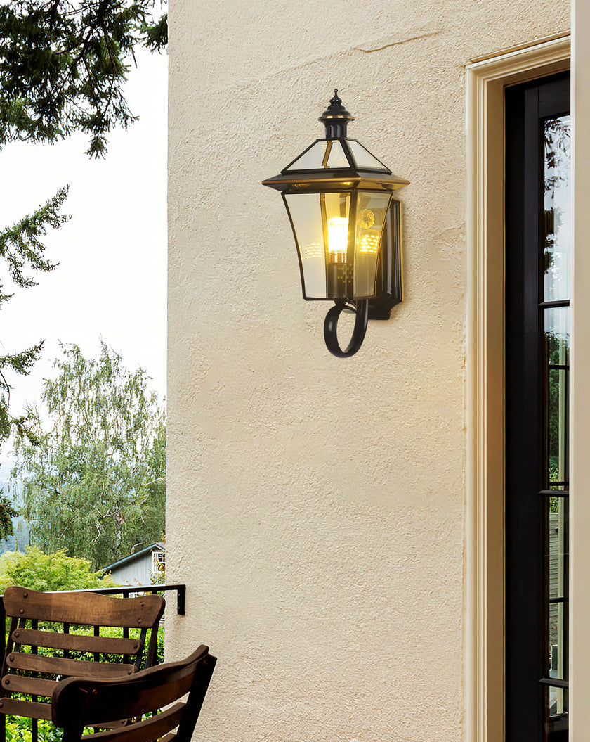 Dekorative Wandleuchte für den Innenhof