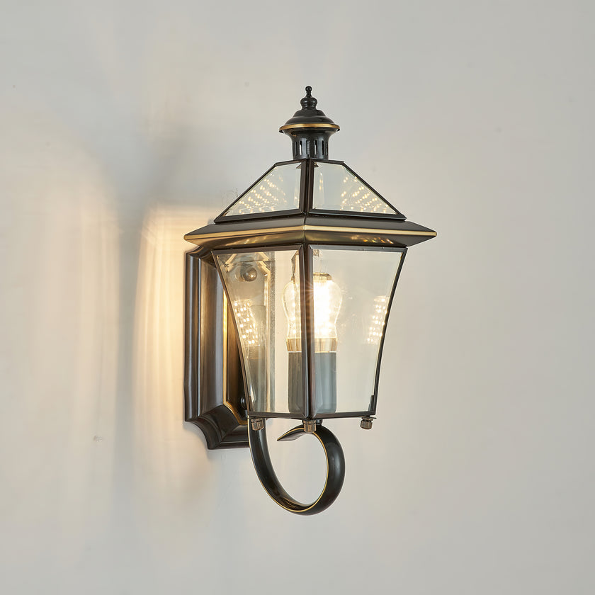 Dekorative Wandleuchte für den Innenhof