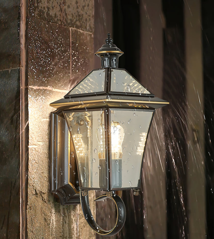 Dekorative Wandleuchte für den Innenhof