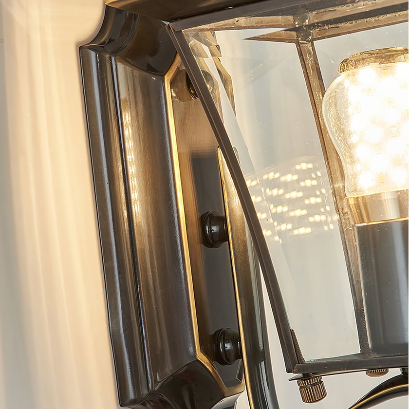 Dekorative Wandleuchte für den Innenhof