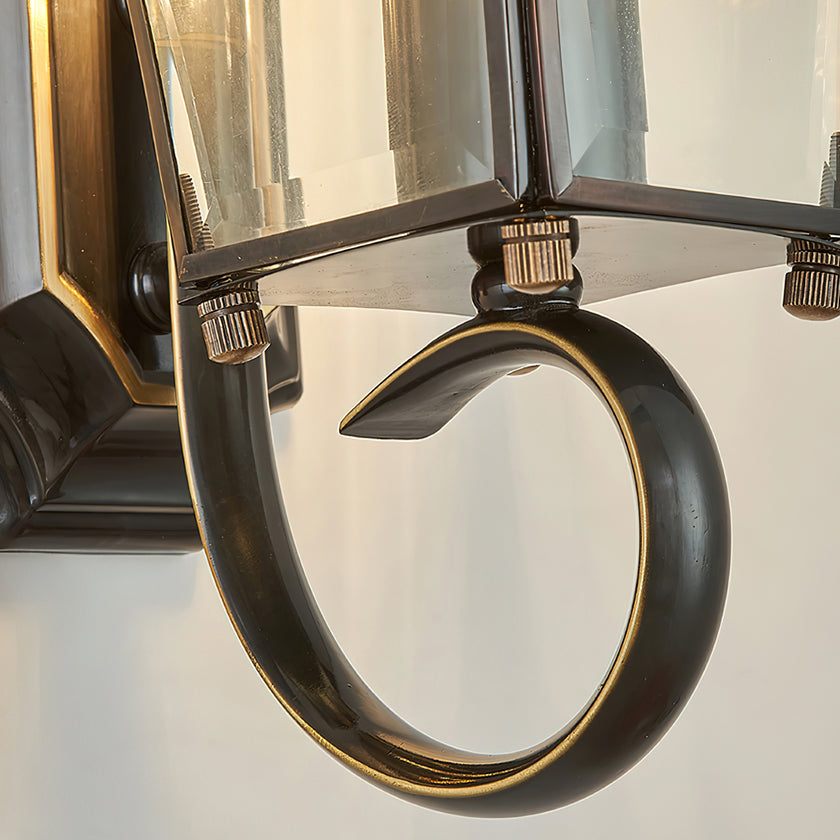 Dekorative Wandleuchte für den Innenhof