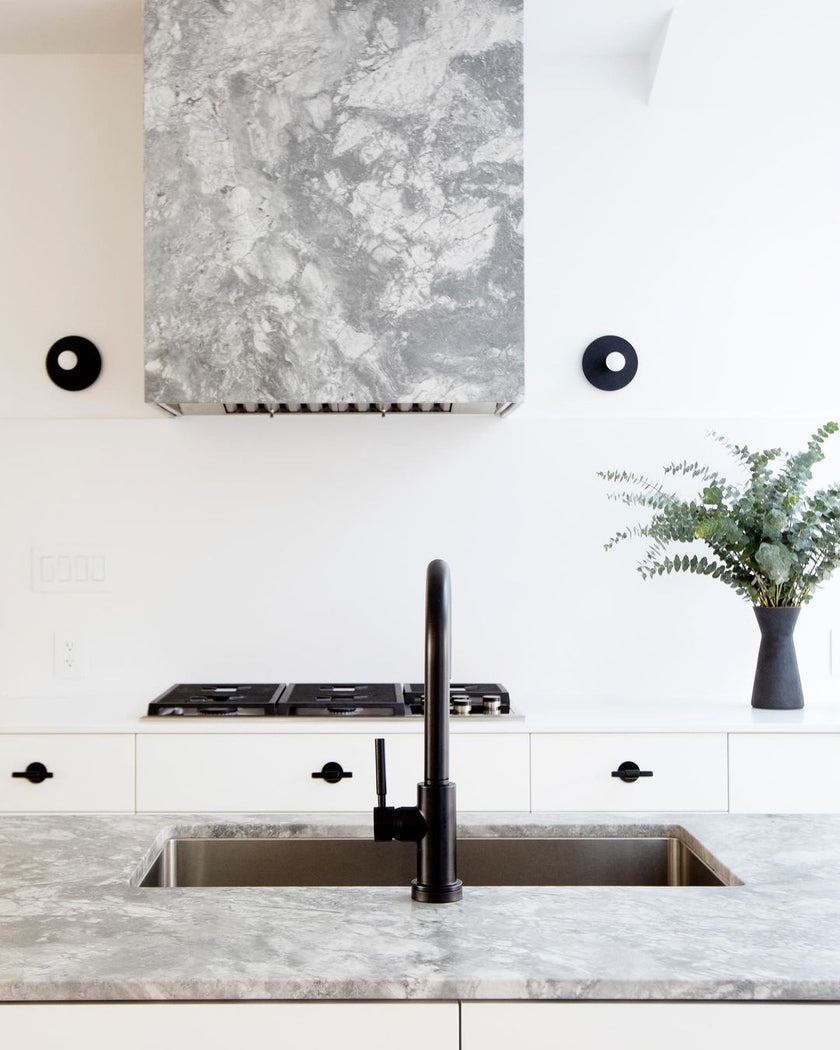 مصباح حائط منقط