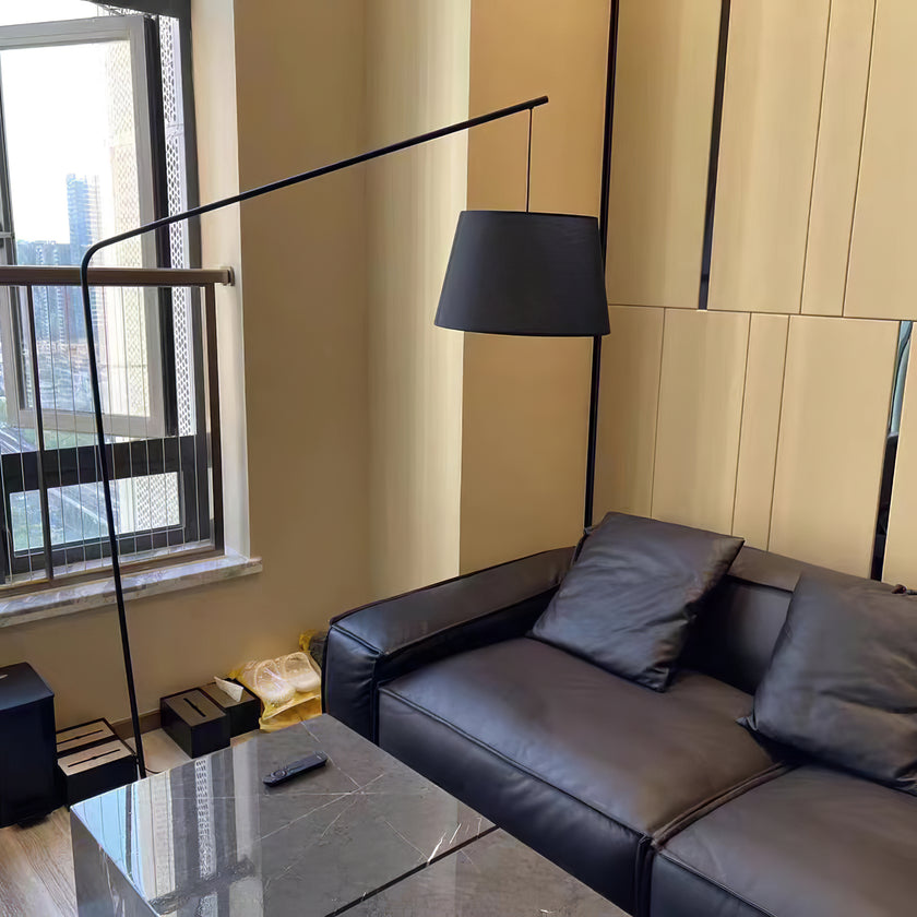 مصباح أرضي في الردهة