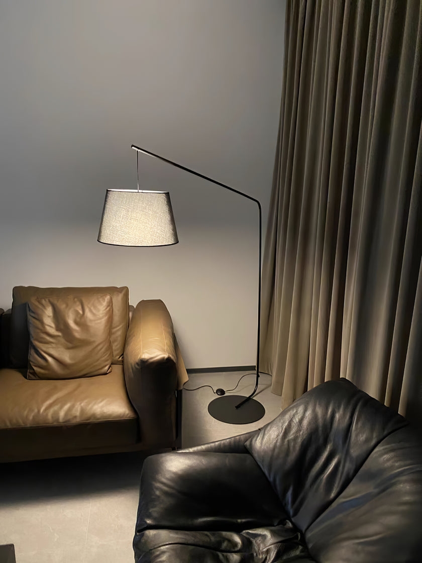 مصباح أرضي في الردهة