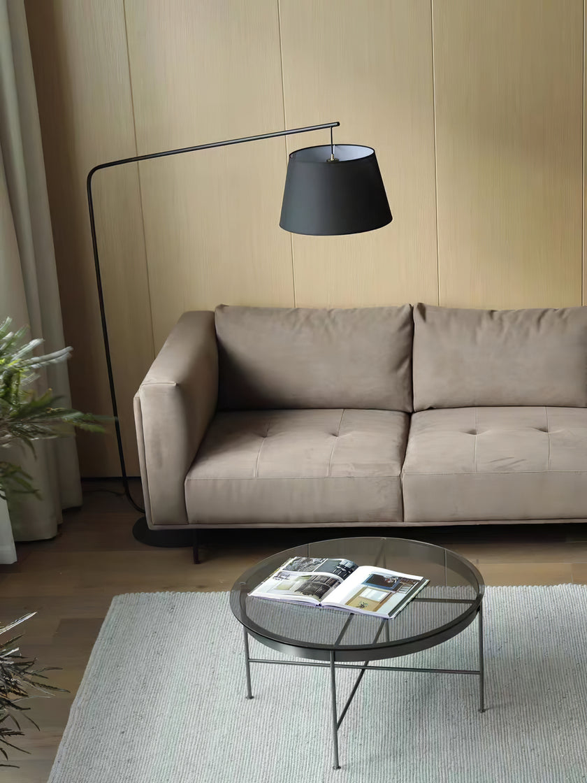 مصباح أرضي في الردهة