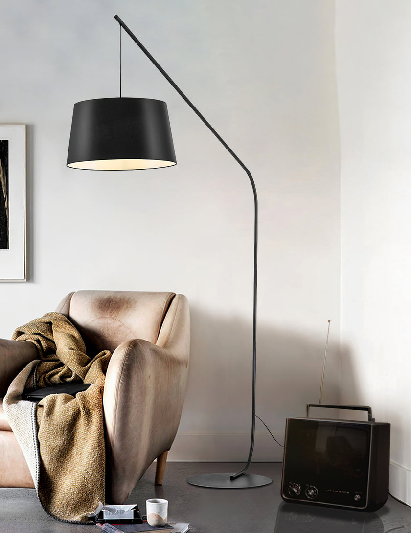 مصباح أرضي في الردهة