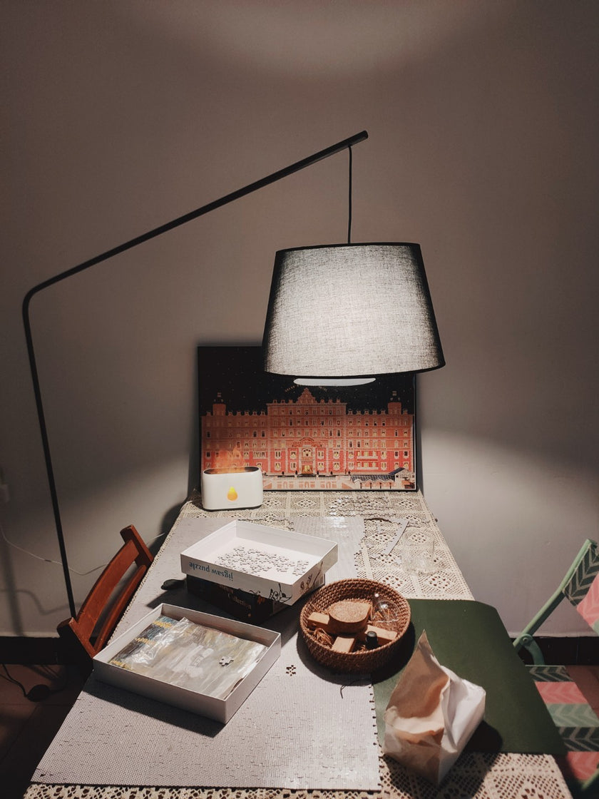 مصباح أرضي في الردهة