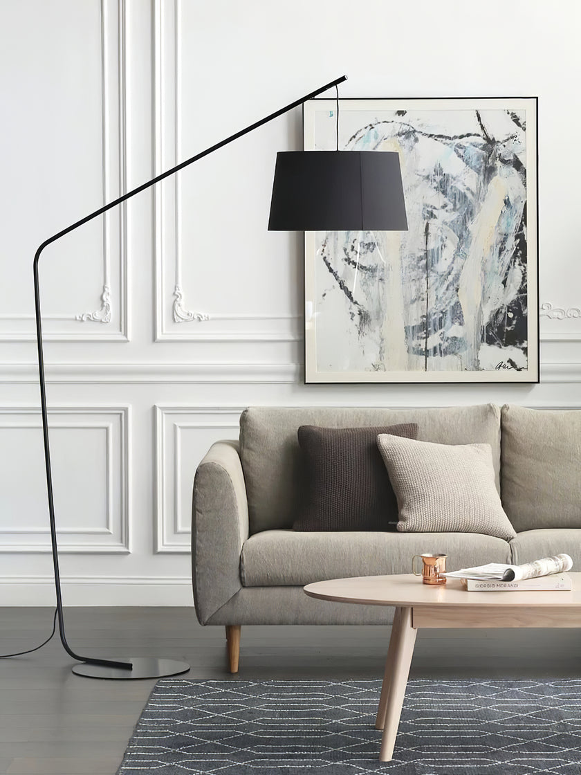 مصباح أرضي في الردهة