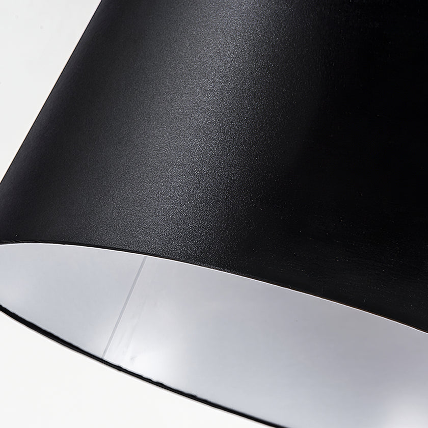 مصباح أرضي في الردهة