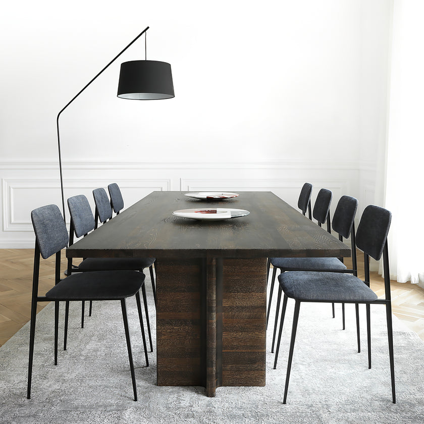 مصباح أرضي في الردهة