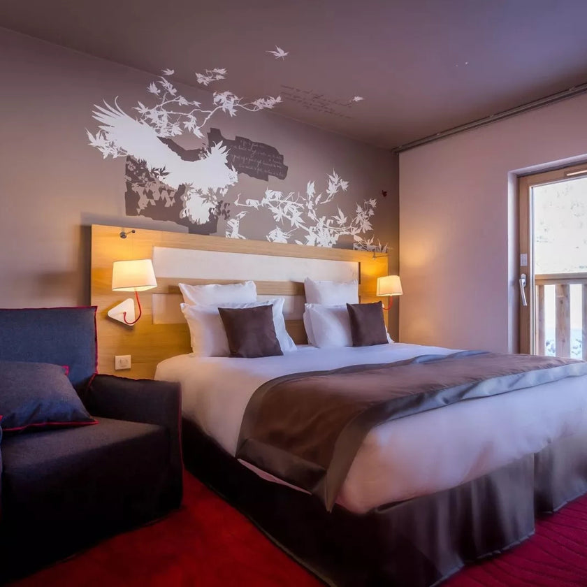 مصباح حائط فني بخطوط هندسية