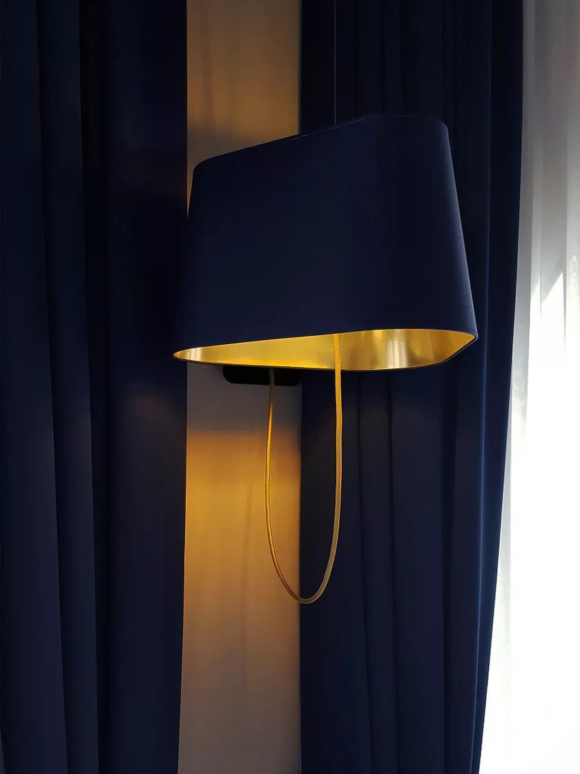 مصباح حائط فني بخطوط هندسية