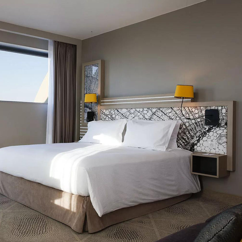 مصباح حائط فني بخطوط هندسية