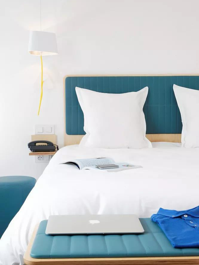 مصباح حائط فني بخطوط هندسية