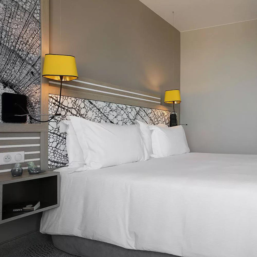 مصباح حائط فني بخطوط هندسية