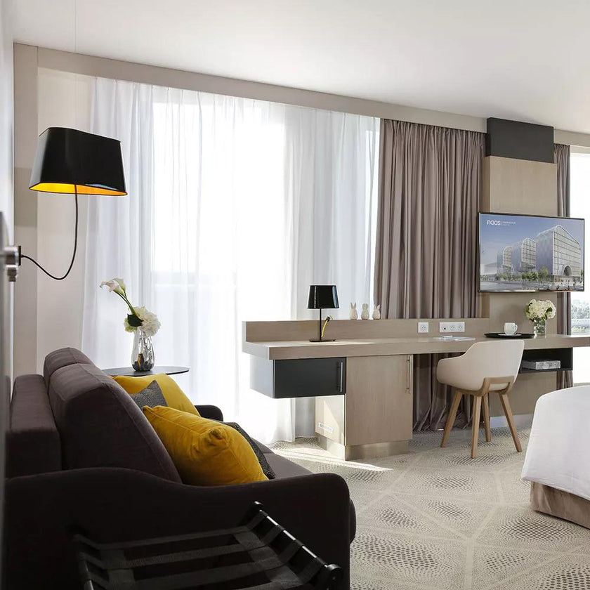 مصباح حائط فني بخطوط هندسية