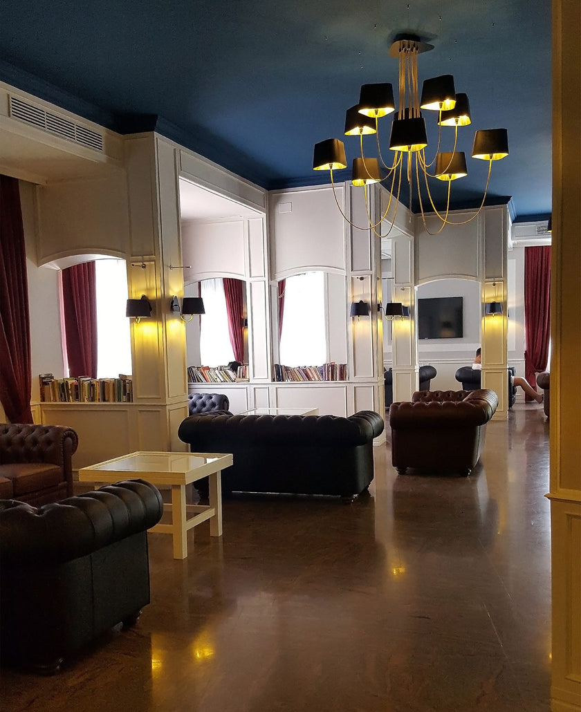 مصباح حائط فني بخطوط هندسية