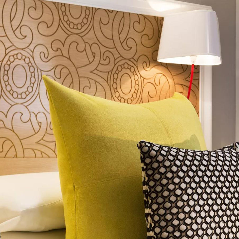 مصباح حائط فني بخطوط هندسية