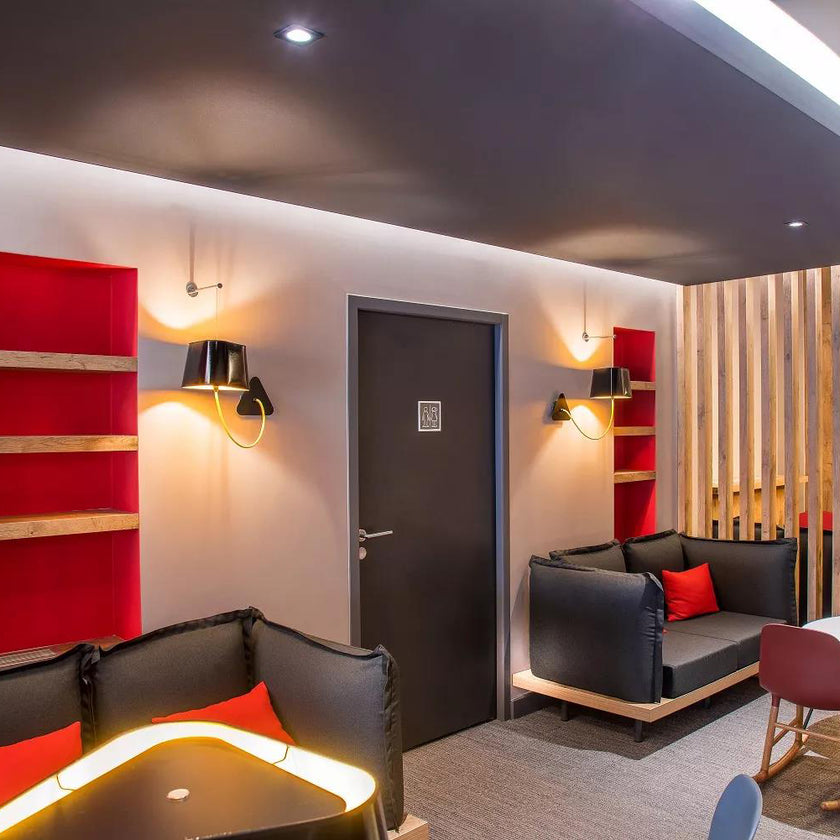 مصباح حائط فني بخطوط هندسية