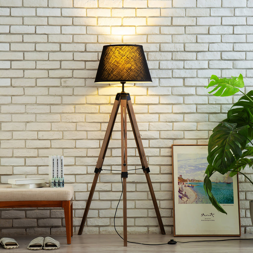 مصباح ارضي ثلاثي القوائم