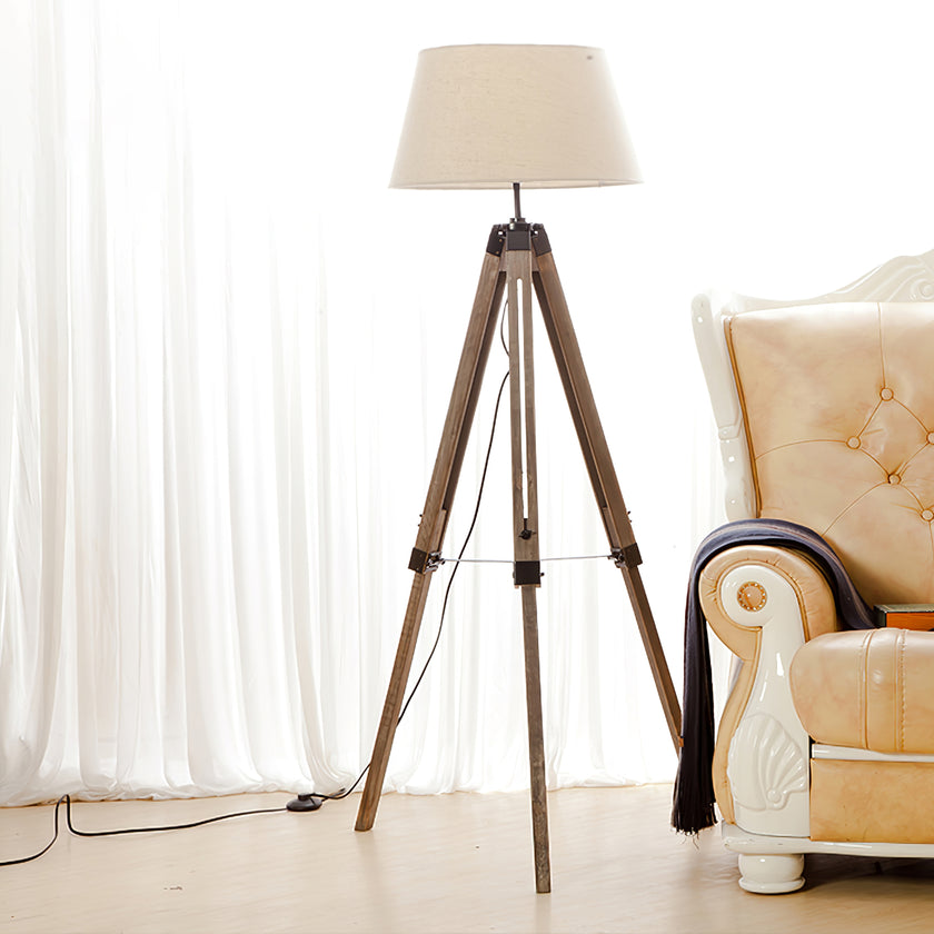 مصباح ارضي ثلاثي القوائم