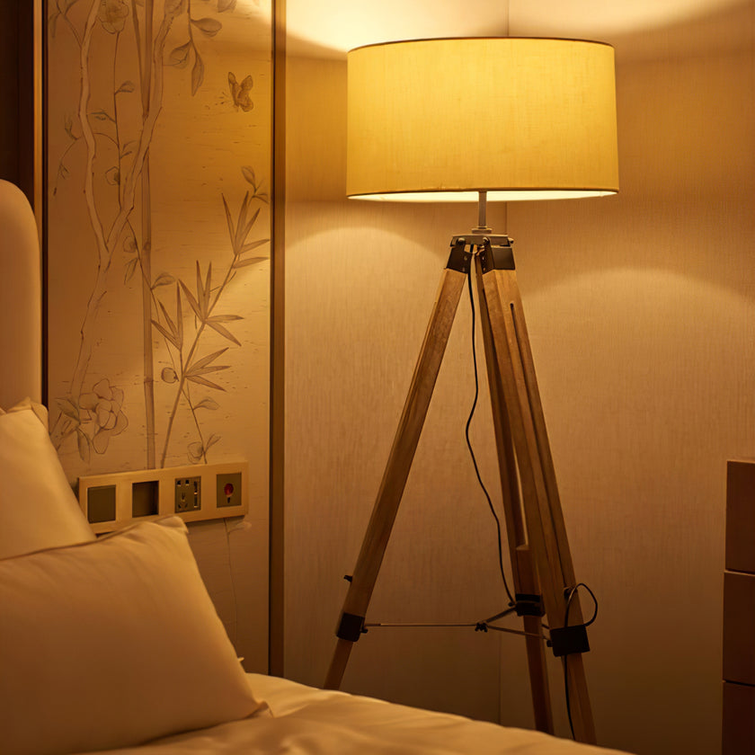 مصباح ارضي ثلاثي القوائم