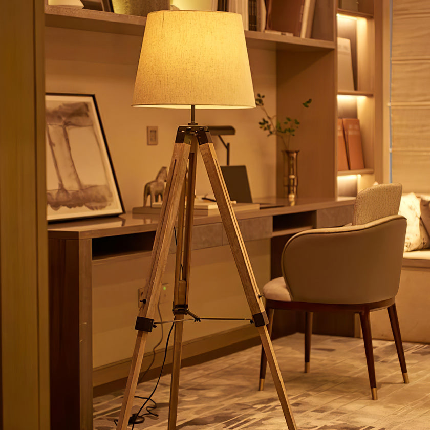 مصباح ارضي ثلاثي القوائم