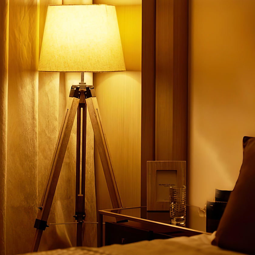 مصباح ارضي ثلاثي القوائم