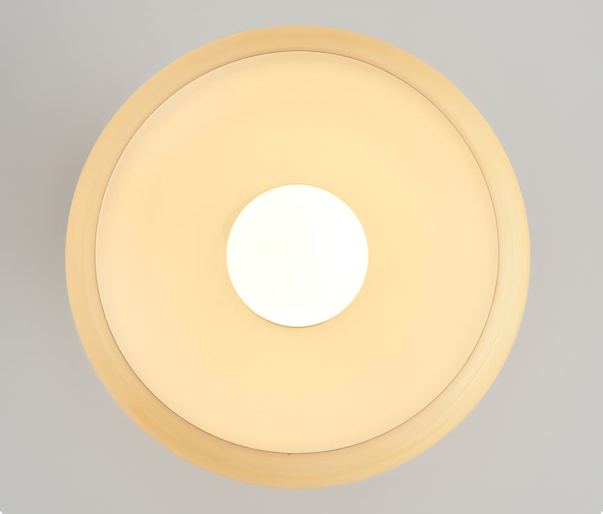 Einfache cremefarbene Deckenlampe