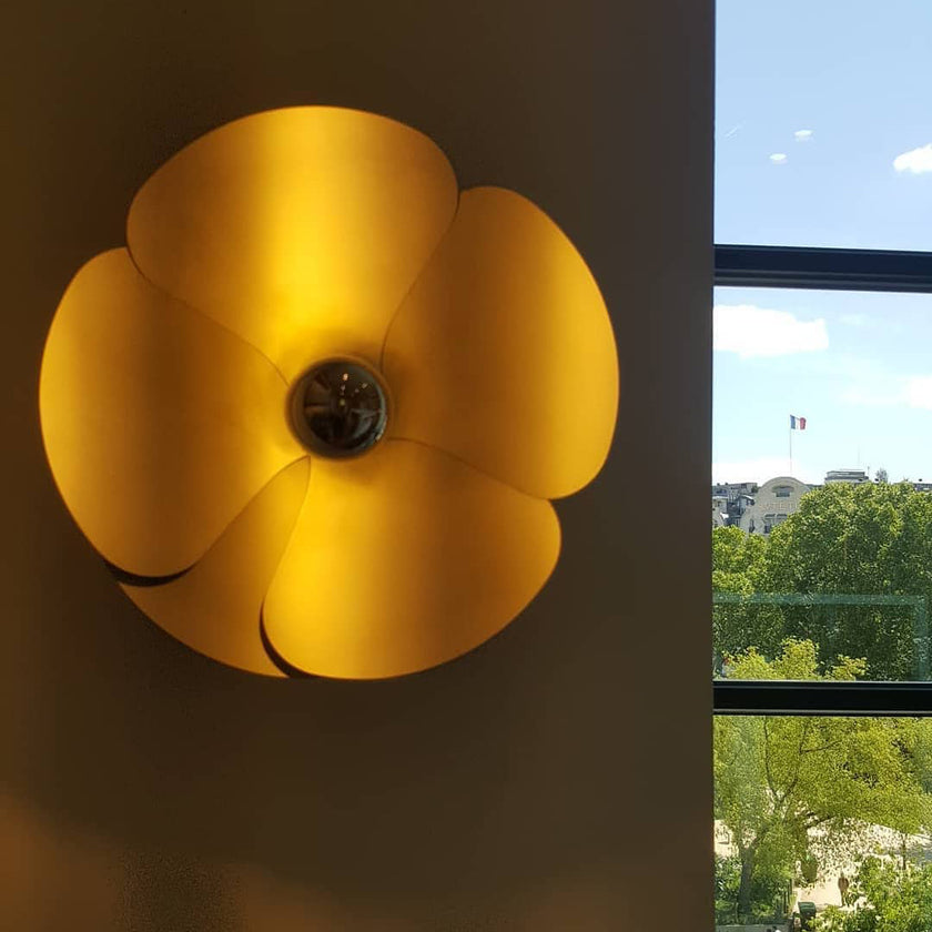 مصباح حائط على شكل زهرة