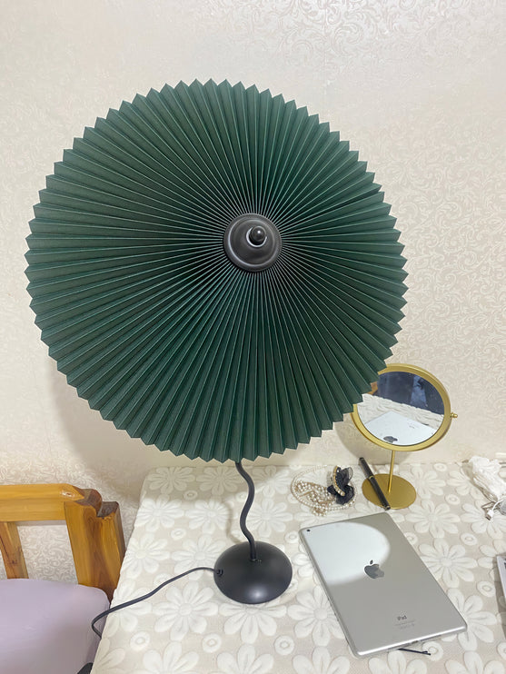 Tafellamp met geplooide hoed