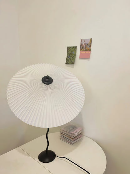 Candeeiro de mesa chapéu plissado