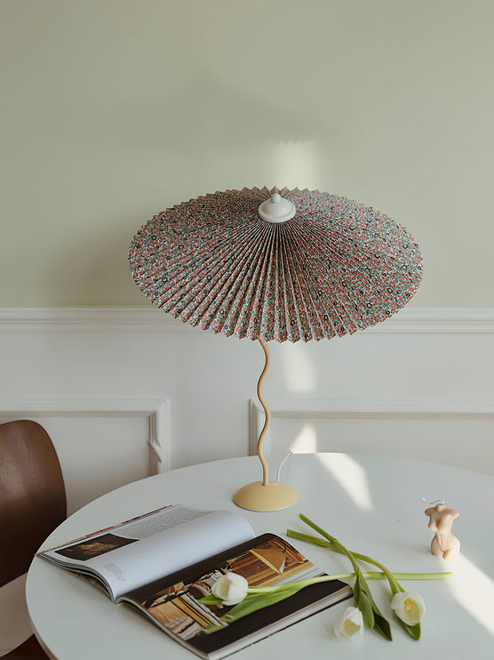 مصباح طاولة ذو قبعة مطوي