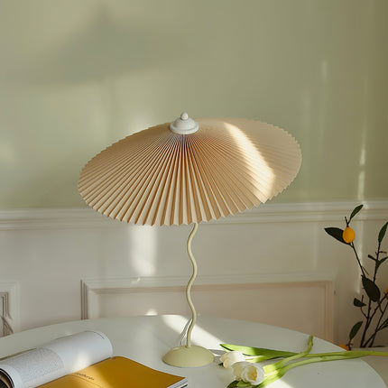 Lampe de table à chapeau plissé
