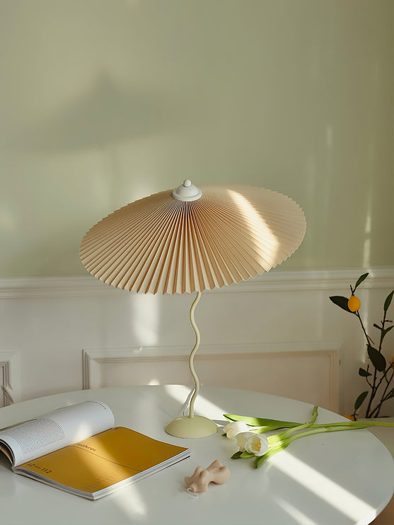 مصباح طاولة ذو قبعة مطوي