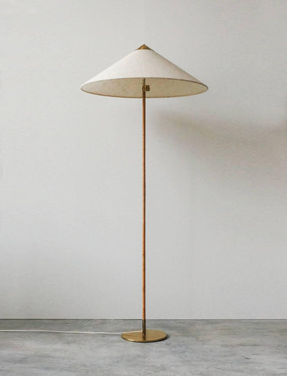 Luminária de chão com chapéu chinês